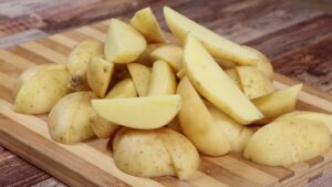 batatas cortadas para assar