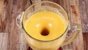 batendo bolo de cenoura com banana no loiquidificador