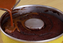 Bolo de chocolate molhado com calda bolo de chocolate receita