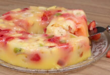 Sobremesa de frutas com creme de laranja