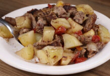 Almoço completo com carne e batatas