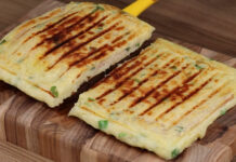 Café da manhã com batata na sanduicheira