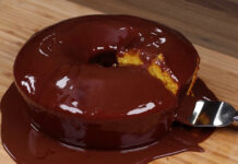 Bolo de cenoura com chocolate