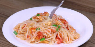 Macarrão com ovo e tomate