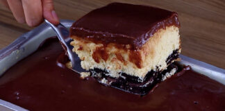 Bolo com biscoitos de chocolate