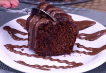 Bolo de chocolate com calda