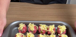 Linguiça na travessa com queijo e iogurte