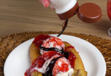 Lanche delicioso com banana, sorvete e chocolate