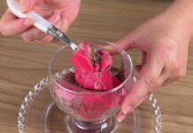 Sobremesa gelada de gelatina com chocolate em pó