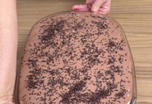 Sobremesa doce com bolo, granulado e leite condensado