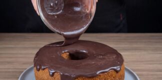 Pastel de zanahoria con cobertura de chocolate