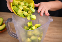 Sobremesa de abacate com poucos ingredientes