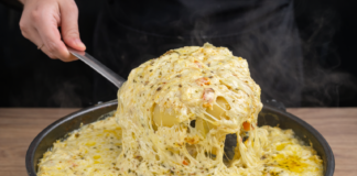 Almoço completo com frango cremoso e macarrão gratinado