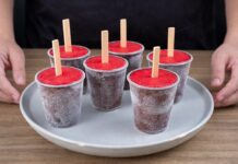 Sorvete Caseiro de Morango com Casquinha de Chocolate