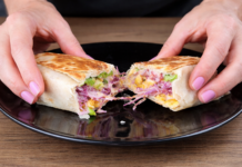 Tortilha de frango com molho cremoso para o jantar