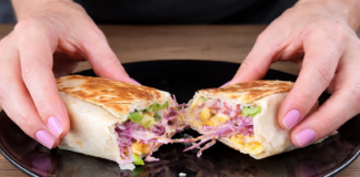 Tortilha de frango com molho cremoso para o jantar