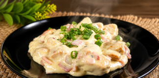 Pollo cremoso con patate, pancetta, prosciutto e formaggio