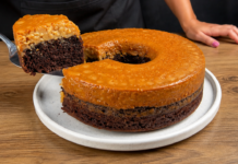 Bolo de chocolate com Cobertura Cremosa de Leite Condensado