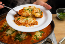 Ovos no Molho de Tomate com Queijo