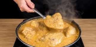 Pollo in salsa cremosa di arachidi