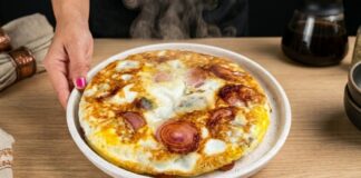 Snack de sartén con cebolla, huevo, queso y tostada