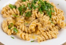 Macarrão Parafuso Cremoso com Mussarela e Molho de Tomate