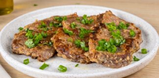 Paniertes Steak in Mehl mit Milch