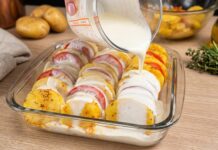 Batatas ao Forno com Tomate-Cereja e Molho Cremoso