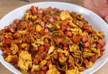 Macarrão Instantâneo Rápido com Salsicha e Ovos