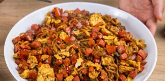 Hızlı Sosisli ve Yumurtalı Hazır Noodle