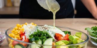 Insalata cremosa di avocado con condimento alla senape e miele