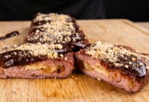Rocambole de Banana com Muçarela, Amendoim e Ganache