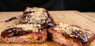 Bananen-Biskuitrolle mit Mozzarella, Erdnüssen und Ganache