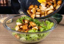 Insalata croccante con pane, lattuga, bacon e condimento cremoso